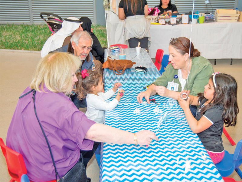 رئيس الجمعية الكويتية لرعاية الأطفال في «بيت عبدالله» د. هلال الساير ومديرة ومؤسسة «البيت» مارغريت الساير مع الأطفال خلال المهرجان