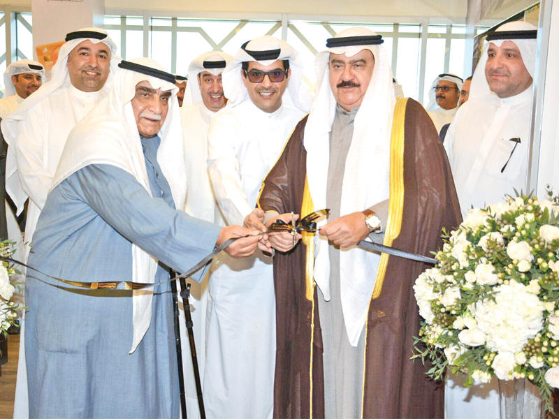  محافظ العاصمة والناهض أثناء قص الشريط