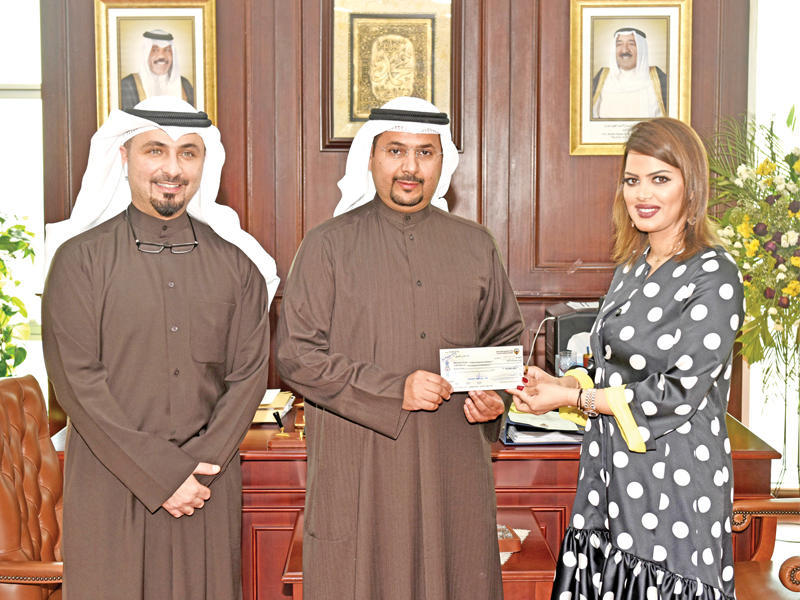 الهنيدي تسلم شيك المساهمة للعدواني