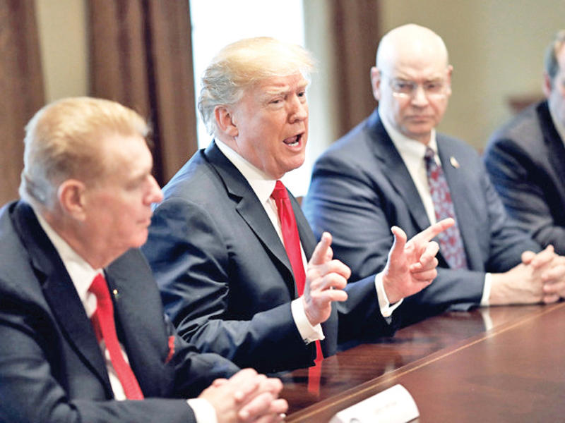 ترامب في اجتماع لبحث فرض الضرائب على استيراد الفولاذ