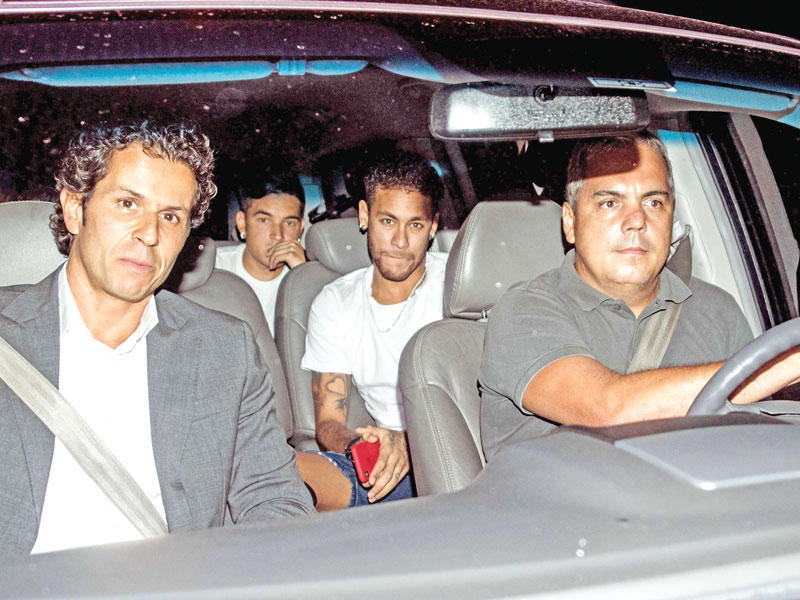 نيمار برفقة الطبيب البرازيلي أسمر