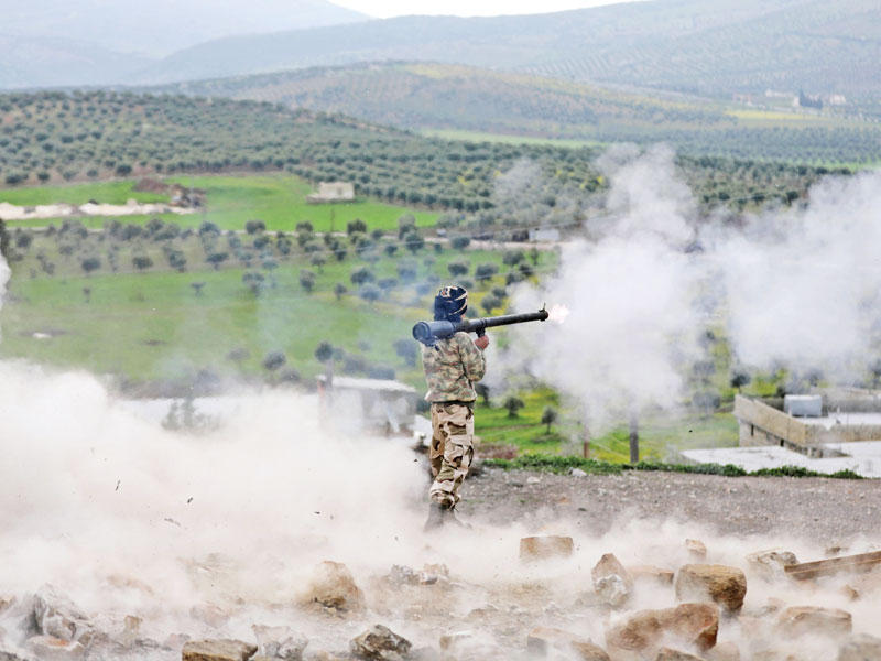 مقاتل موال لتركيا خلال المعارك  في راجو أمس (رويترز)