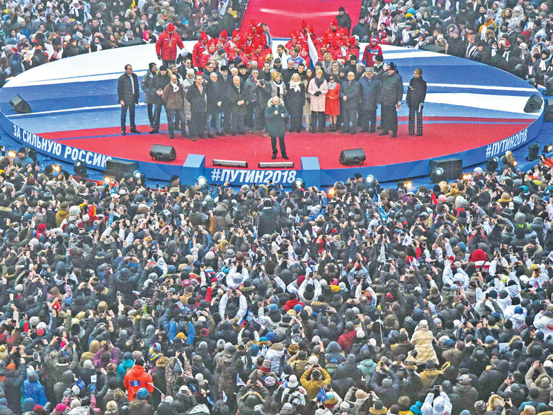 بوتين بين أنصاره في موسكو أمس (أ ف ب)