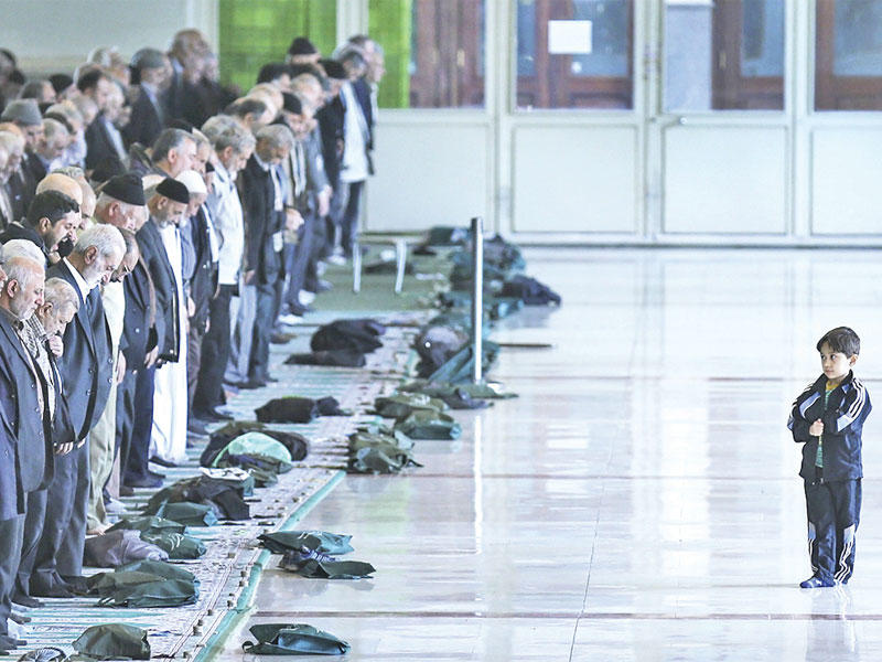 فتى إيراني خلال صلاة الجمعة في جامعة طهران أمس الأول (إرنا)