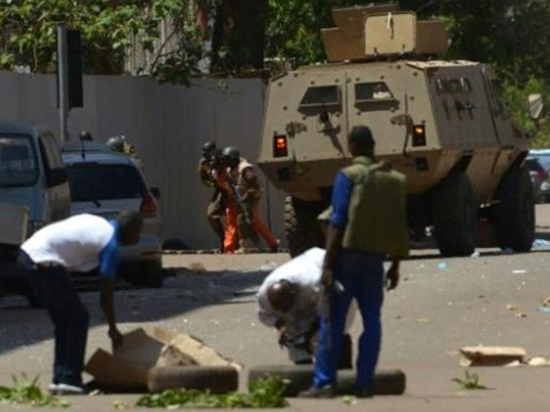 مارة وعناصر أمن قرب لية مدرعة في واغادوغو