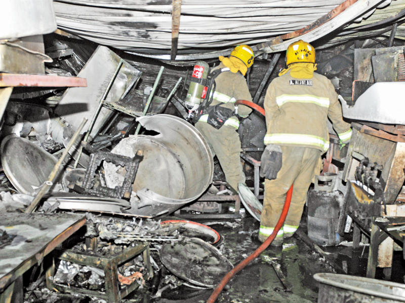 رجال الإطفاء يكافحون الحريق