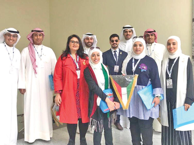 جانب من فريق الجامعة للمناظرات