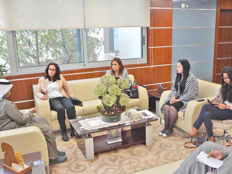 الزكري خلال استقباله وفد «الهلال الأحمر» و«صناعات الغانم»