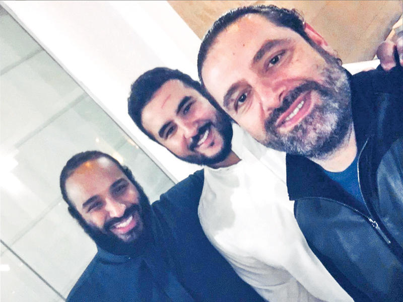 صورة «سيلفي» التقطها رئيس الحكومة اللبنانية سعد الحريري مساء أمس الأول خلال لقائه في الرياض ولي العهد السعودي الأمير محمد بن سلمان وأخاه الأمير خالد سفير المملكة لدى واشنطن 