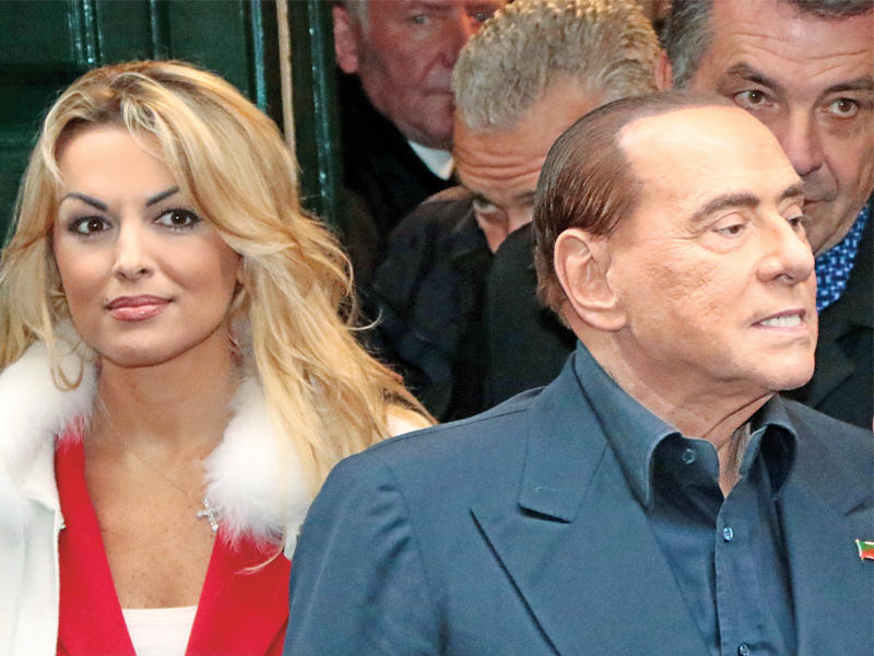 برلوسكوني وشريكته فرانشيسكا باسكال خلال جولة في نابولي أمس (أ ف ب)