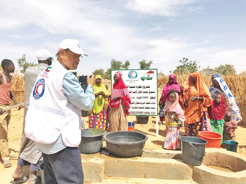 متطوعو «الهلال الأحمر» خلال افتتاح الآبار في النيجر
