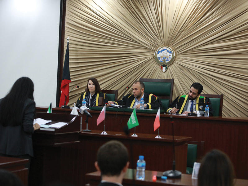 لجنة التحكيم تستمع لمذكرة إحدى الكليات