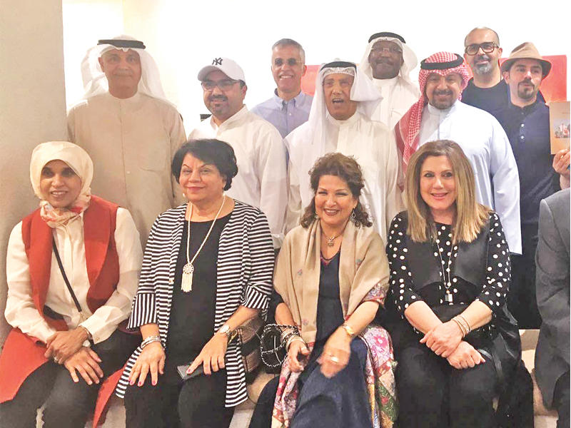 اليوحة مع عدد من الفنانين وزاور المعرض