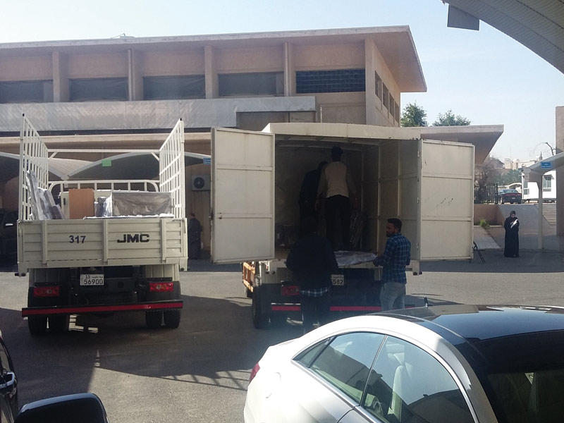 عمال يباشرون نقل مكاتب «العاصمة»