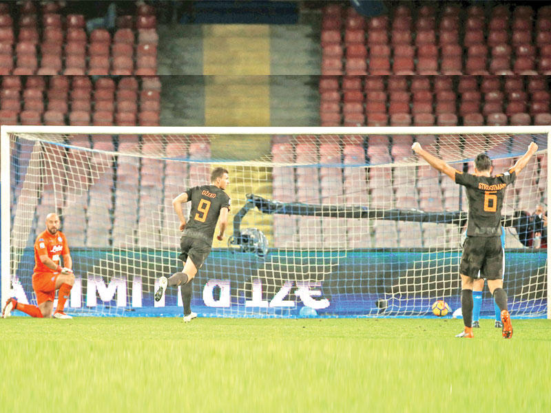 دزيكو نجم روما يحرز الهدف الثالث في مرمى نابولي