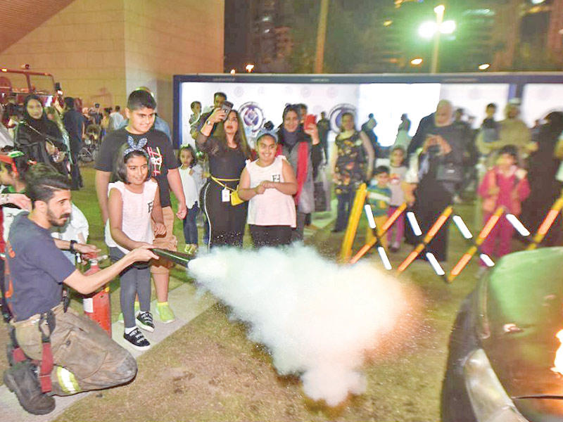 تدريب على إخماد الحرائق في ختام فعاليات «يوم رجل الإطفاء»