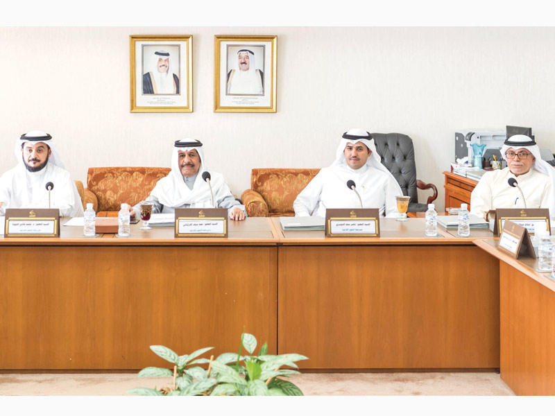 أعضاء لجنة «الخارجية» في اجتماعهم أمس