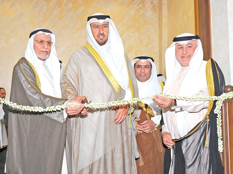 العفاسي مفتتحاً المعرض المصاحب للملتقى