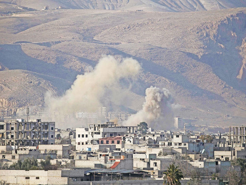 الدخان يتصاعد بعد غارة للنظام على بلدة حمورية أمس  (أ ف ب)