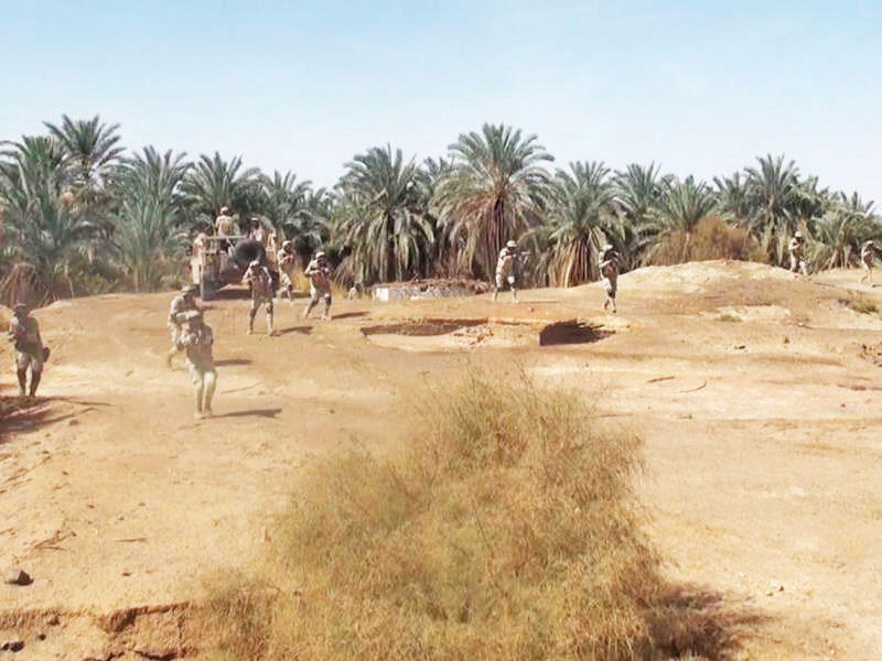 عناصر من القوات المسلحة تمشط منطقة ضمن عمليات «سيناء 2018»