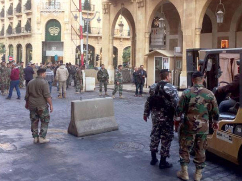 إزالة الحواجز في مداخل وسط بيروت أمس