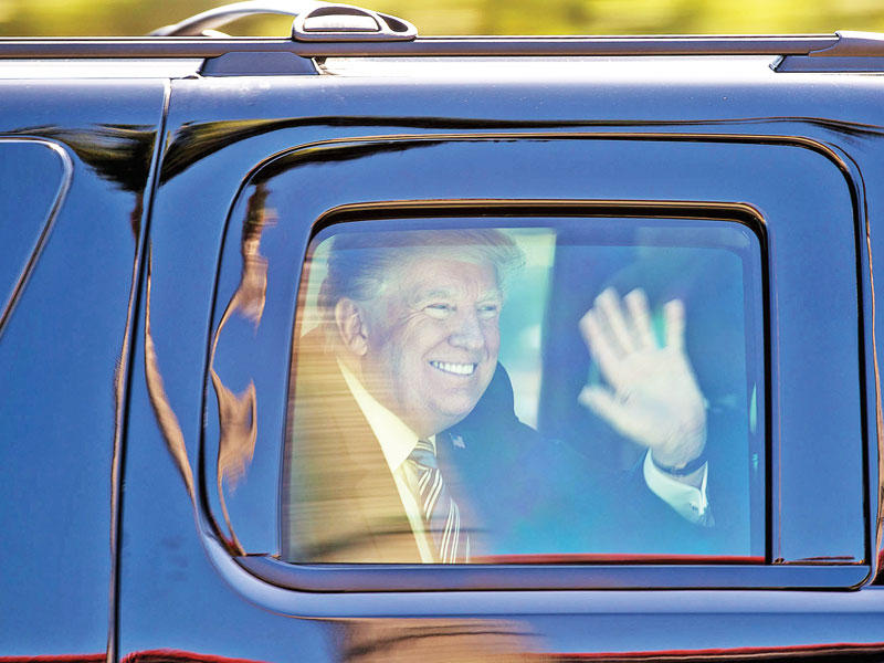 ترامب يحيّي مواطنيه من داخل سيارته المصفّحة في بالم بيتش أمس الأولt (د ب أ)