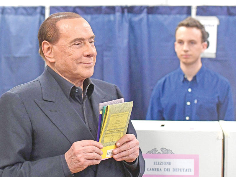 برلوسكوني يستعد للإدلاء بصوته أمس في ميلانو t(أ ف ب)