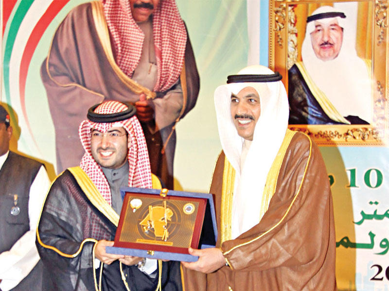 دعيج العتيبي يكرم راعي البطولة عبدالله الجابر   