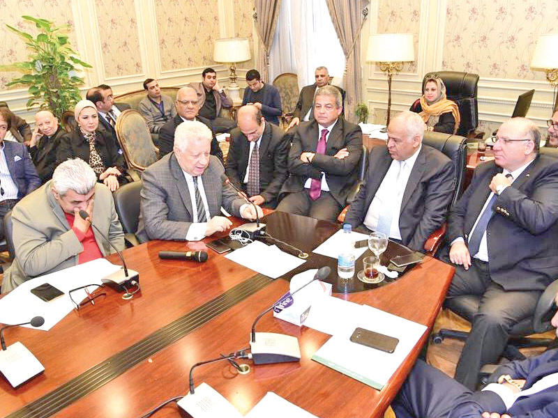 خالد عبدالعزيز ومرتضى منصور خلال اجتماع في مجلس النواب امس