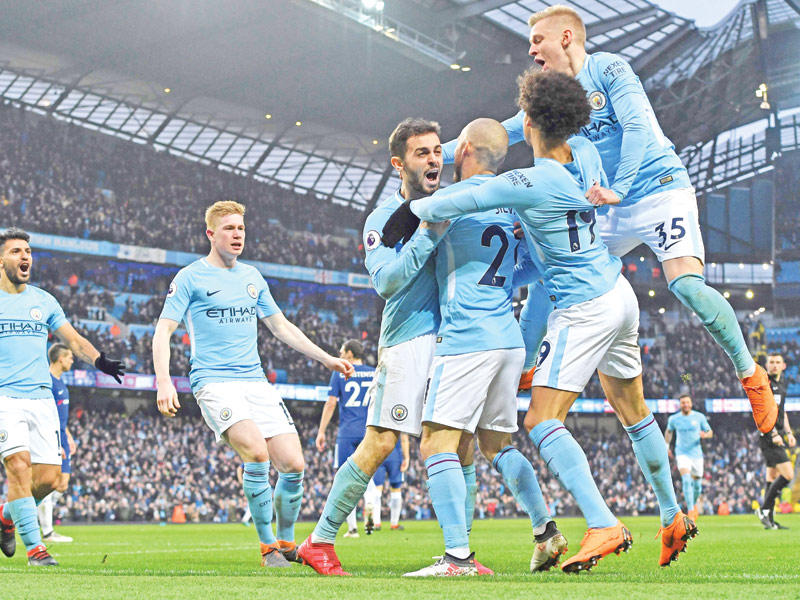 فرحة لاعبي مانشستر سيتي بعد إحراز برناردو سيلفا هدفه في مرمى تشلسي