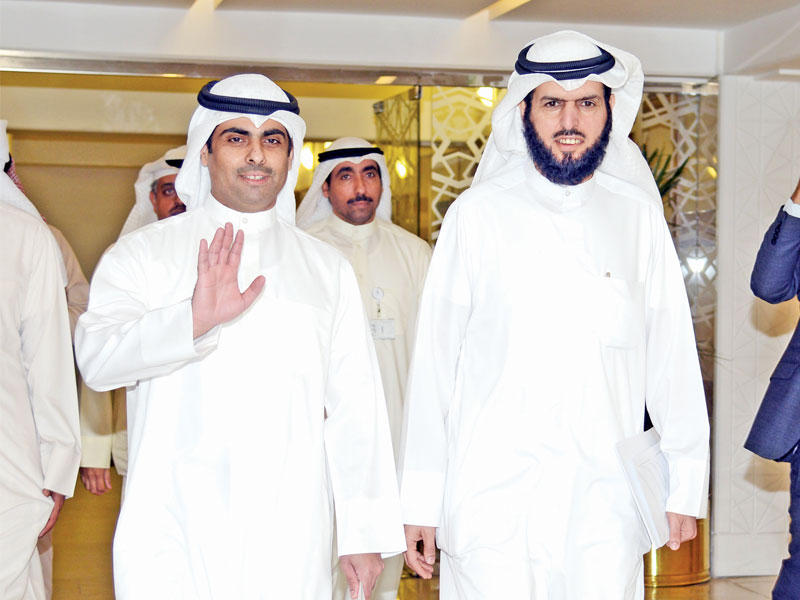 العدساني والدمخي خلال توجههما لتقديم صحيفة الاستجواب