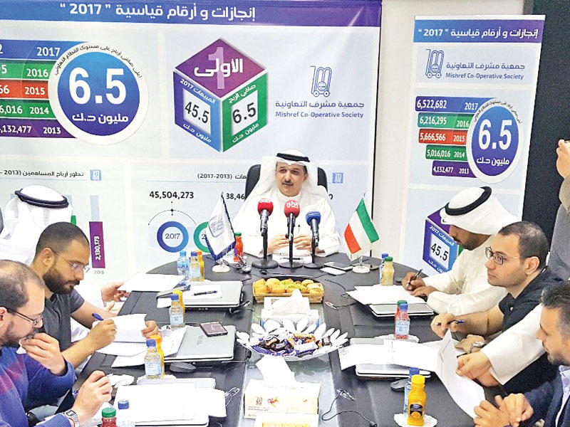 جانب من المؤتمر الصحافي لرئيس جمعية مشرف التعاونية