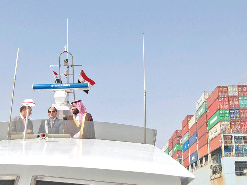 السيسي متوسطا بن سلمان ومميش على متن قارب خلال جولة بحرية