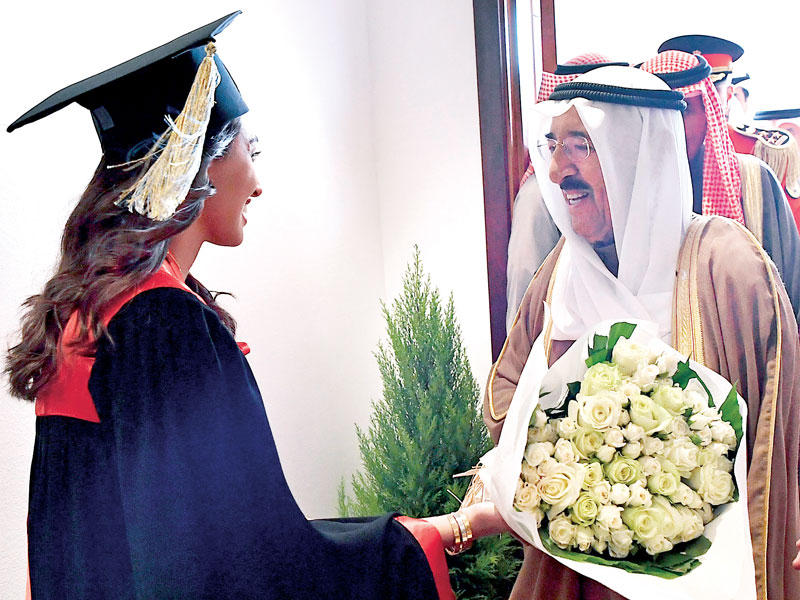 أحدي المتفوقات تستقبل الأمير بالورود 