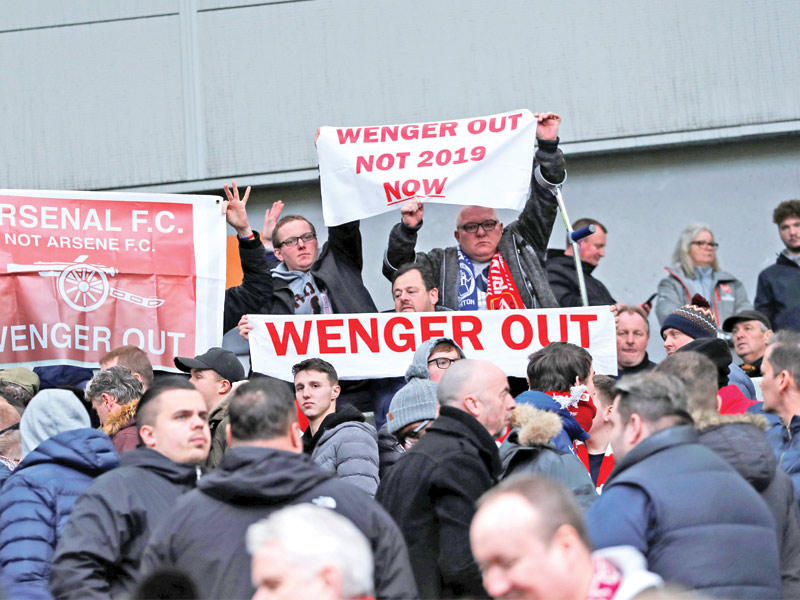 جماهير أرسنال رفعت لافتات تطالب بخروج المدرب أرسين فينغر