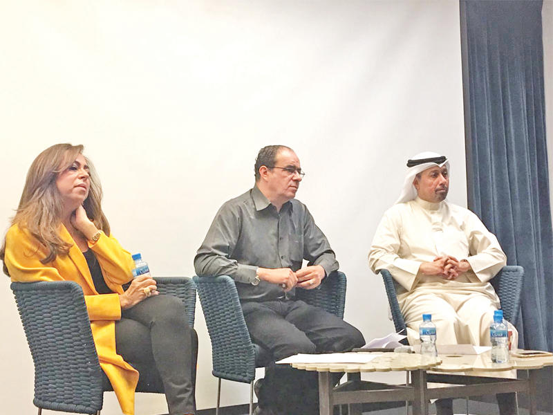 من اليمين العسعوسي وفرغلي والمفتي خلال المحاضرة 