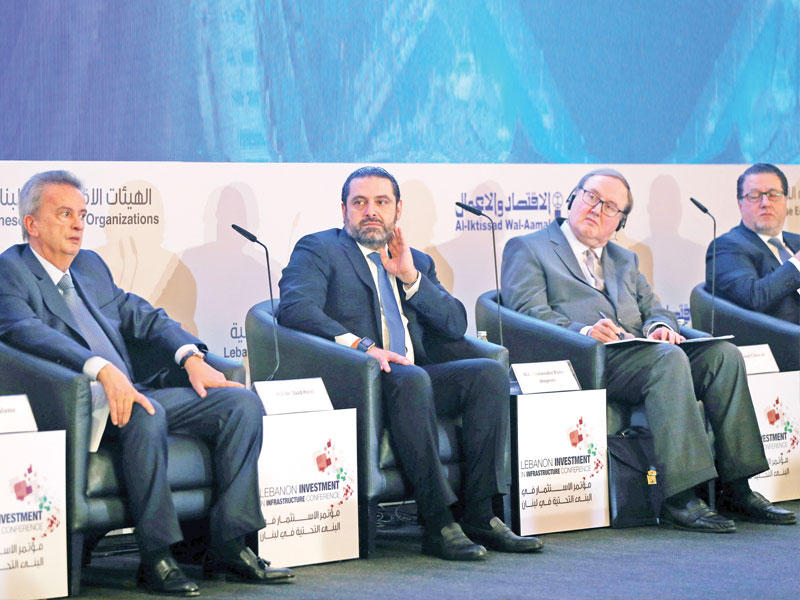 الحريري وإلى جانبه حاكم مصرف لبنان خلال مؤتمر اقتصادي في بيروت أمس (رويترز)