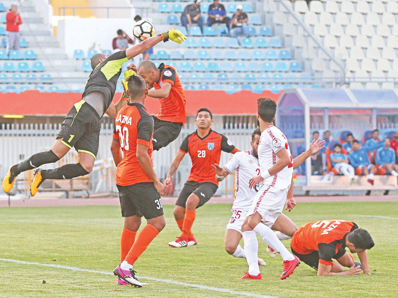 صراع على الكرة أمام مرمى الكويت   ( تصوير جورج رجي )