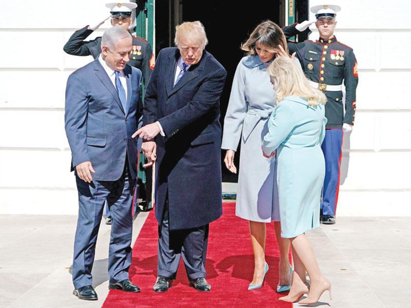 ترامب وزوجته ميلانيا في استقبال نتنياهو وزوجته سارة أمام مدخل البيت الأبيض أمس الأول (أ ف ب)