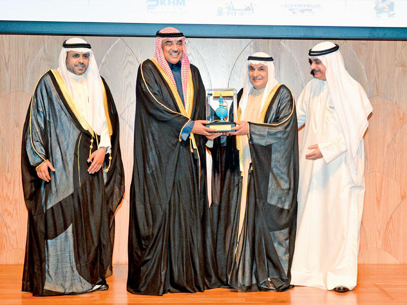 صباح الخالد يكرم الصقر «شخصية العام» n