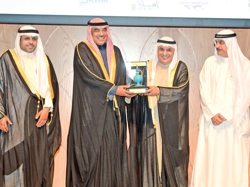 صباح الخالد يكرم الصقر «شخصية العام» n