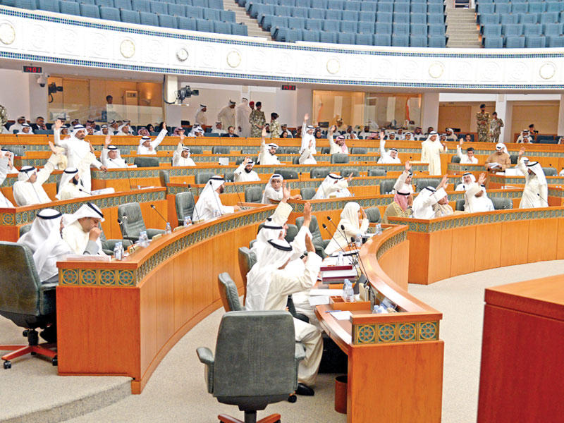 موافقة حكومية - نيابية خلال الجلسة (تصوير عبدالله الخلف)