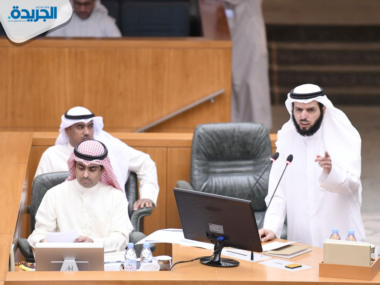 الدمخي والعدساني على المنصة المخصصة للمستجوبين