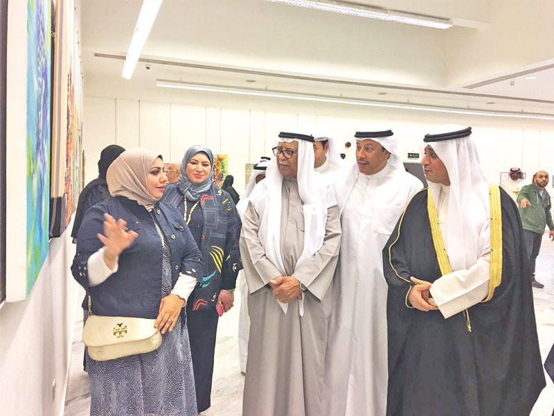 الدويش أثناء الجولة في المعرض 