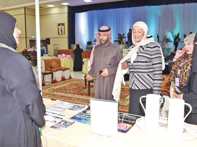 الهاجري خلال جولتها في المعرض 