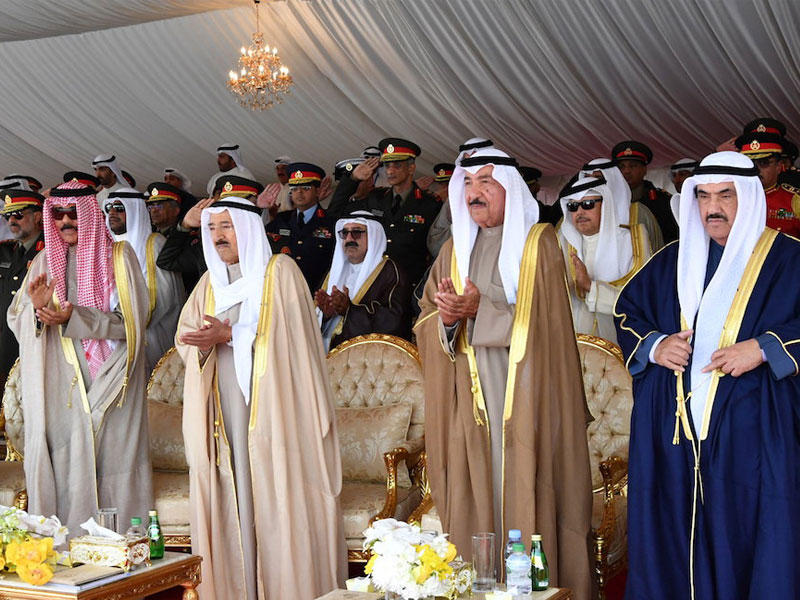 الأمير وولي العهد يتوسطان كبار الشيوخ في احتفال التخريجn