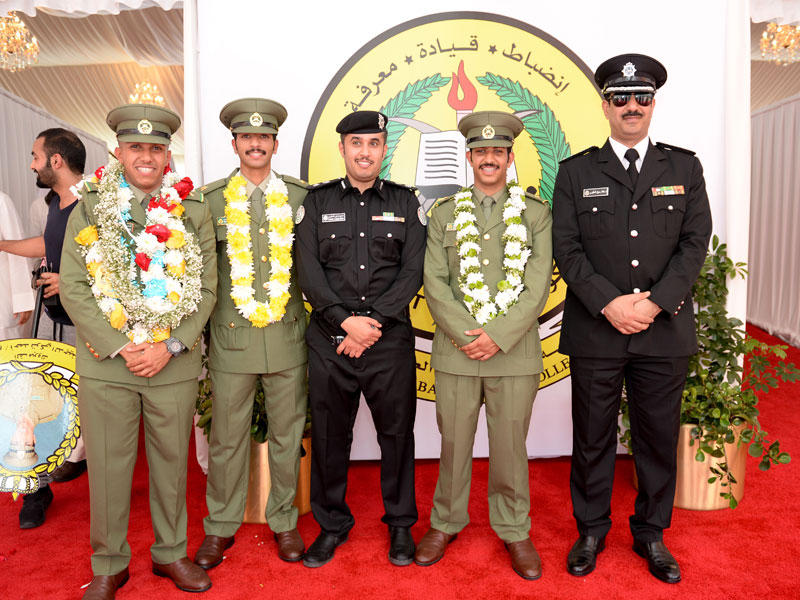 العقيد خالد الرميح والمقدم شايع المطيري مع عدد من الخريجينn