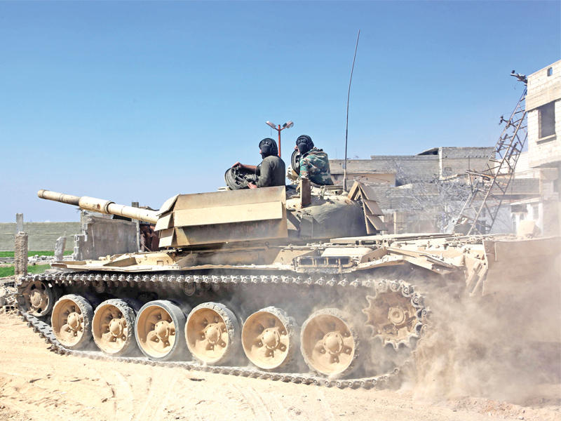 دبابة للنظام في بلدة المحمدية شرق دمشق أمس (أ ف ب)