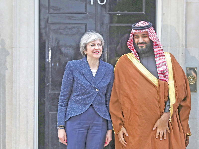 ماي تستقبل بن سلمان أمام «10 داوننغ ستريت» أمس (رويترز)