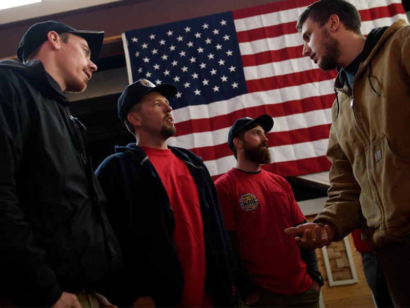 عمال أخشاب في انتظار الاستماع إلى كلمة يلقيها نائب الرئيس الأميركي السابق جو بايدن لدعم المرشح الديمقراطي كونور لامب في مدينة بيتسبيرغ (أ ف ب)